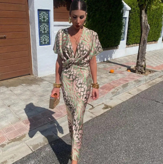 Leona – Elegant V-Neck Dress